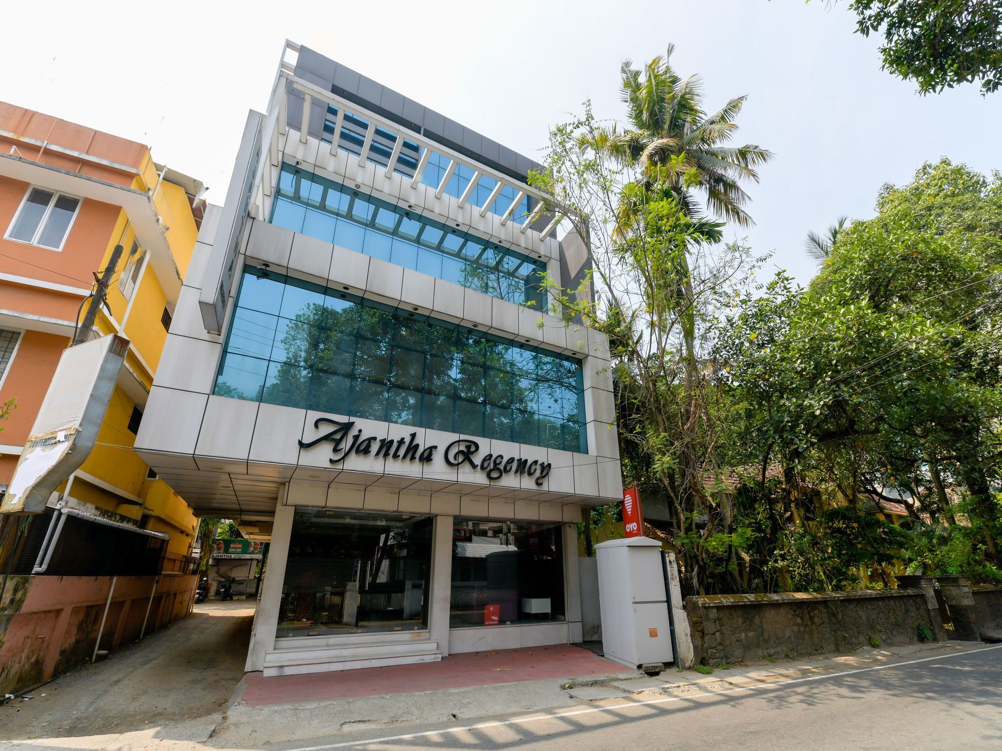 Oyo 7188 Ajantha Regency Hotell Kochi Eksteriør bilde
